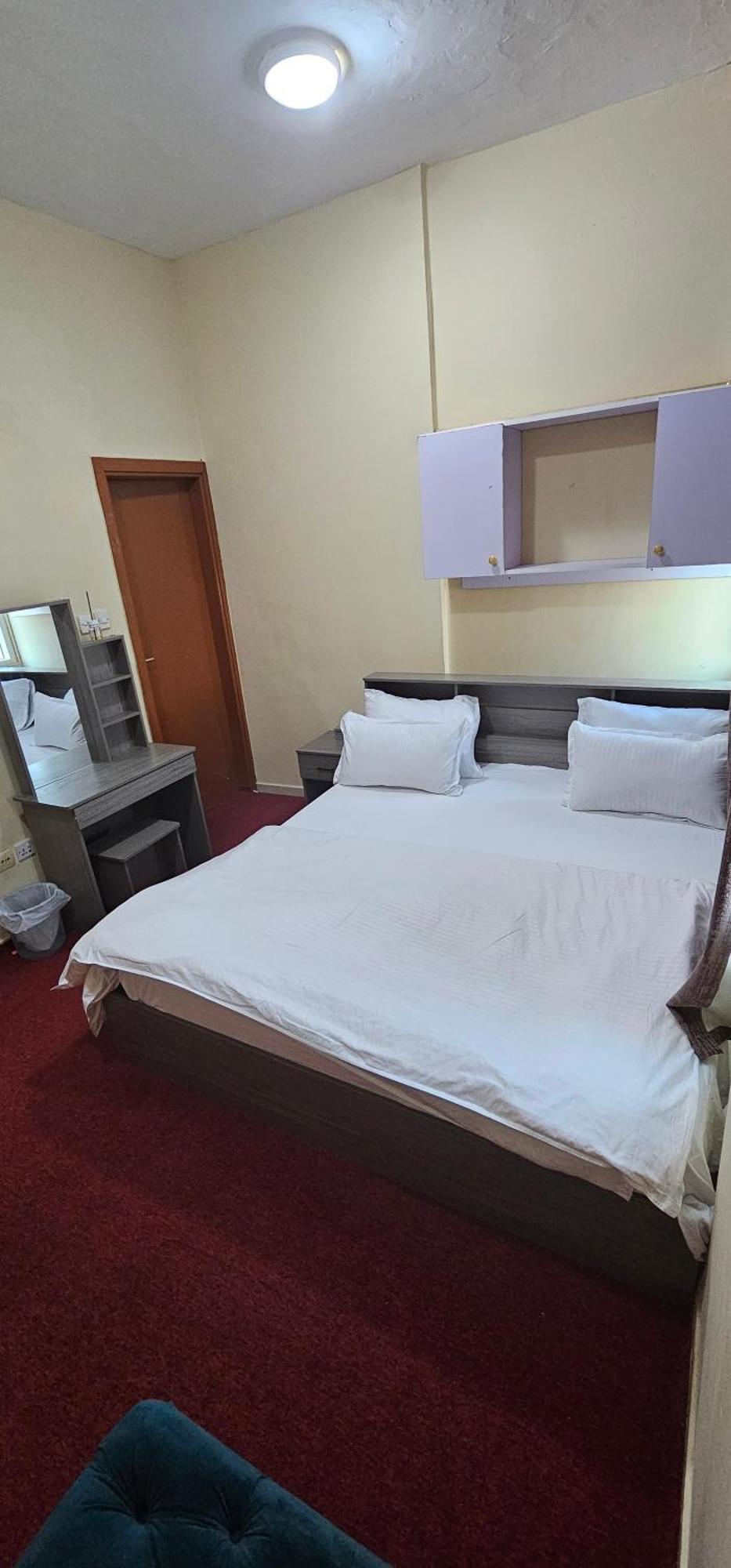 Alloggio in famiglia Benitah Partitions And Family Dubai